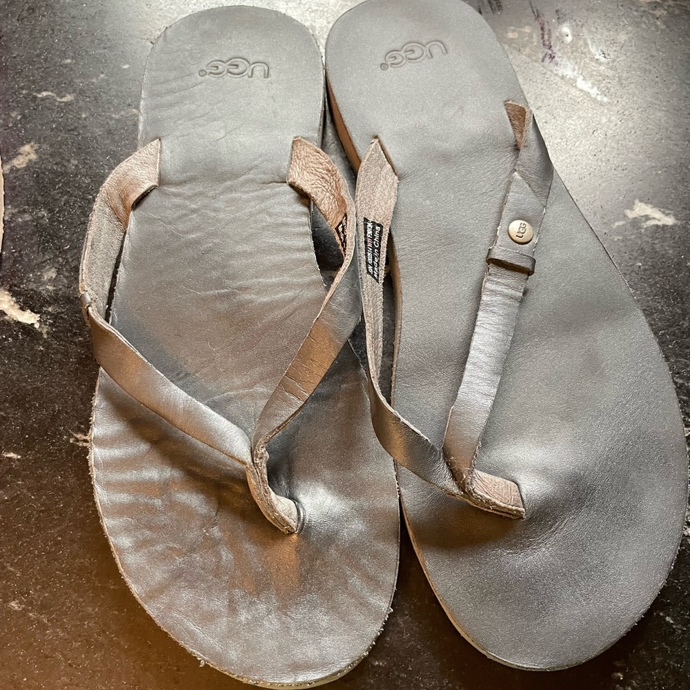 Ugg women’s leather flip flops, black, size 11